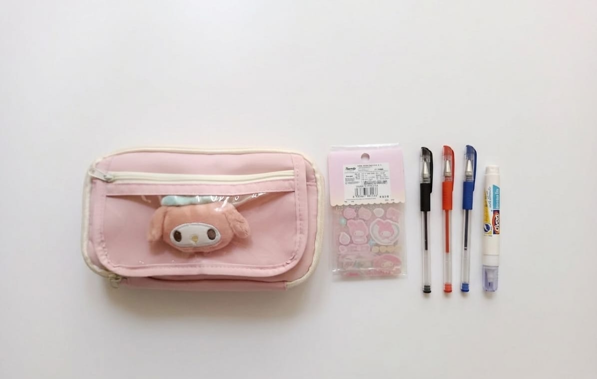Kit Escolar Cartuchera My Melody + 3 Lapiceros + Corrector Líquido + stickers y peluche